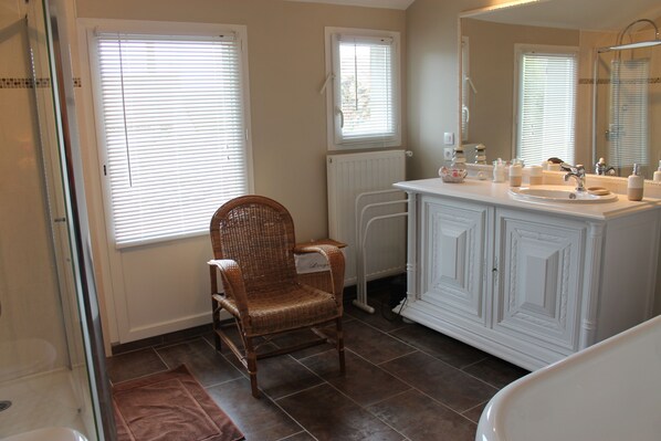 Combined shower/bathtub, hair dryer, towels, toilet paper