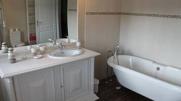 Ensemble douche/baignoire, sèche-cheveux, serviettes fournies