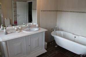 Combined shower/bathtub, hair dryer, towels, toilet paper