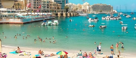 Playa en los alrededores y camastros