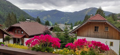 Large mountain Chalet for big families in front of the Nockalmbahn lifts,