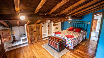 4 dormitorios, escritorio, tabla de planchar con plancha y ropa de cama