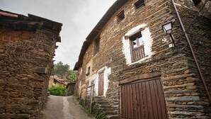 A narrow stone pathway between traditional stone buildings with wooden doors and windows. - Self catering El Mirador de Robledillo for 3 people (Robledillo de Gata)