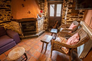 Una televisión, una chimenea