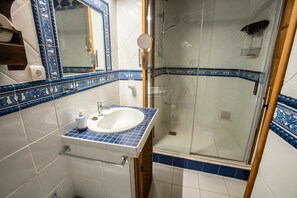 Badkar/dusch, gratis toalettartiklar, hårtork och handdukar