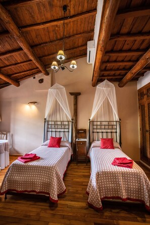 4 chambres, bureau, fer et planche Ă repasser, draps fournis