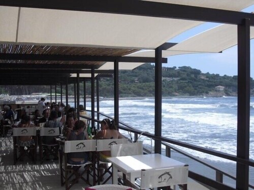 Toller Meerblick, kurzer Spaziergang zum Strand, privater Pool, Familienvilla