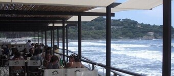 Superbes vues sur la mer à quelques pas de la plage villa privée avec piscine familiale