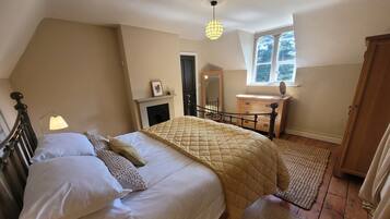 2 bedrooms, iron/ironing board, bed sheets