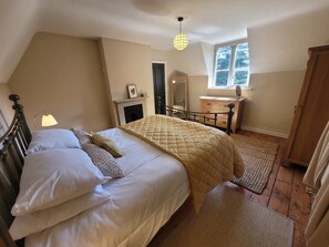 2 habitaciones, tabla de planchar con plancha y ropa de cama 