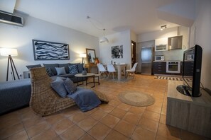 Fernseher, DVD-Player, Bücher, Musikbibliothek