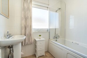Bathtub, towels - St Anns - beautiful detached cottage in Torquay (Torquay)