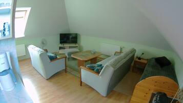 Fernseher, Bücher, Musikbibliothek, Stereoanlage