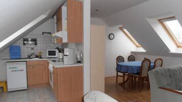 KĂŒhlschrank, Mikrowelle, Ofen, Herdplatte