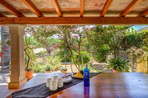 تناول الطعام بالخارج