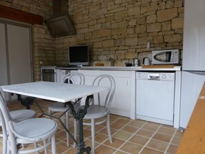 Fridge, microwave, oven, stovetop - Large self-contained studio with swimming pool in a nest of greenery in the heart of the Luberon (Saignon)