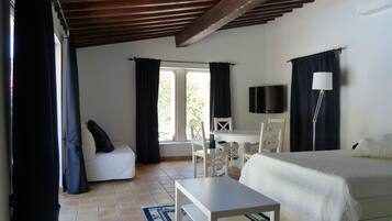 1 slaapkamer, een strijkplank/strijkijzer, wifi, beddengoed