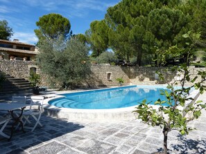 Pool - Large self-contained studio with swimming pool in a nest of greenery in the heart of the Luberon (Saignon)