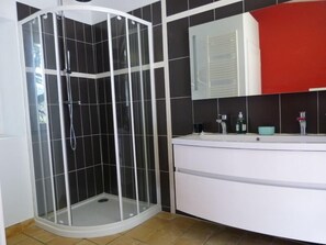 Douche, séchoir à cheveux, serviettes fournies, savon