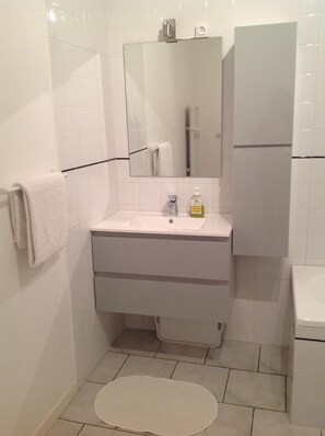Badewanne, Haartrockner, Handtücher, Seife