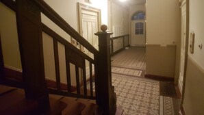Eine Treppe mit Holzwurf entlang zu einem Zwischenpodest.