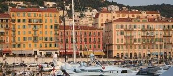Beautiful 2 room apartment redone on the last floor with terrace in the small marsh of Nice