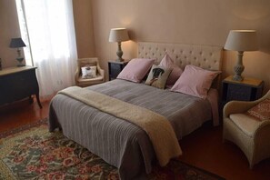4 slaapkamers, een strijkplank/strijkijzer, reisbedje, gratis wifi