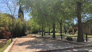 Property grounds - Mas Provençal with swimming pool 15' from Avignon (Entraigues-Sur-La-Sorgue)
