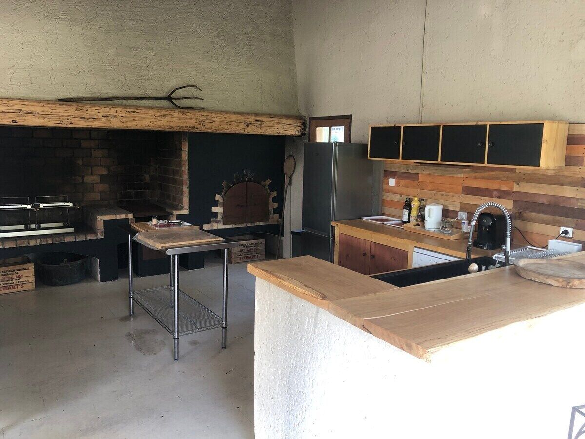 Wasserkocher mit Kaffee-/Teezubehör, Kühlschrank, Mikrowelle, Ofen