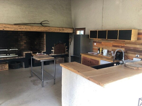 Wasserkocher mit Kaffee-/Teezubehör, Kühlschrank, Mikrowelle, Ofen