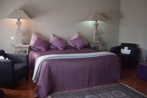 4 bedrooms, iron/ironing board, travel cot, free WiFi - Mas Provençal with swimming pool 15' from Avignon (Entraigues-Sur-La-Sorgue)