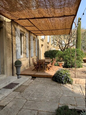 Outdoor dining - Mas Provençal with swimming pool 15' from Avignon (Entraigues-Sur-La-Sorgue)