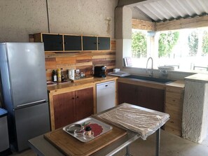 Wasserkocher mit Kaffee-/Teezubehör, Kühlschrank, Mikrowelle, Ofen