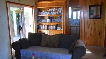 Smart-TV, DVD-Player, BĂŒcher, Musikbibliothek