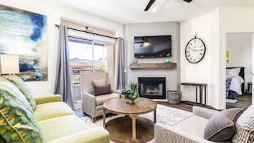 Flat-screen TV, fireplace, books