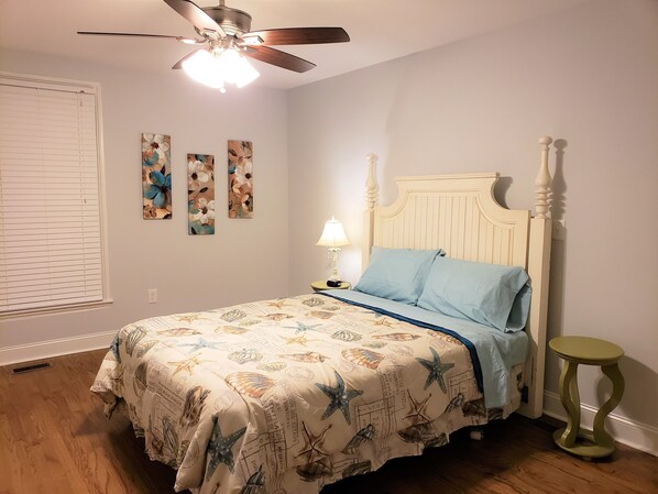 3 habitaciones, escritorio y tabla de planchar con plancha