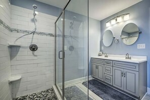 Combined shower/bathtub, hair dryer, towels, toilet paper