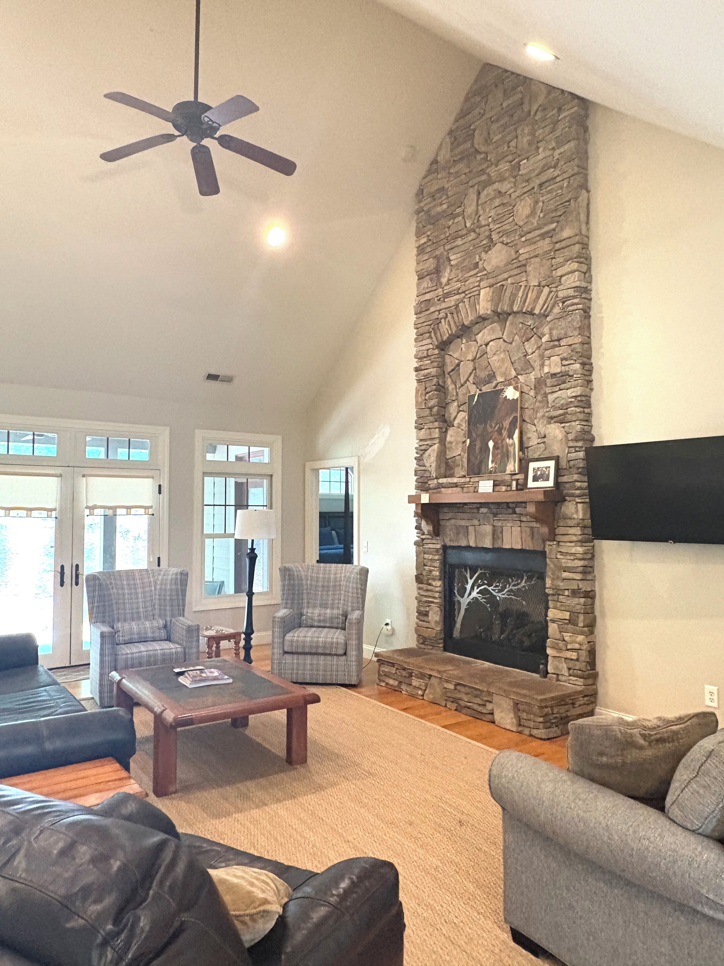 Smart TV, fireplace, DVD player, ping pong