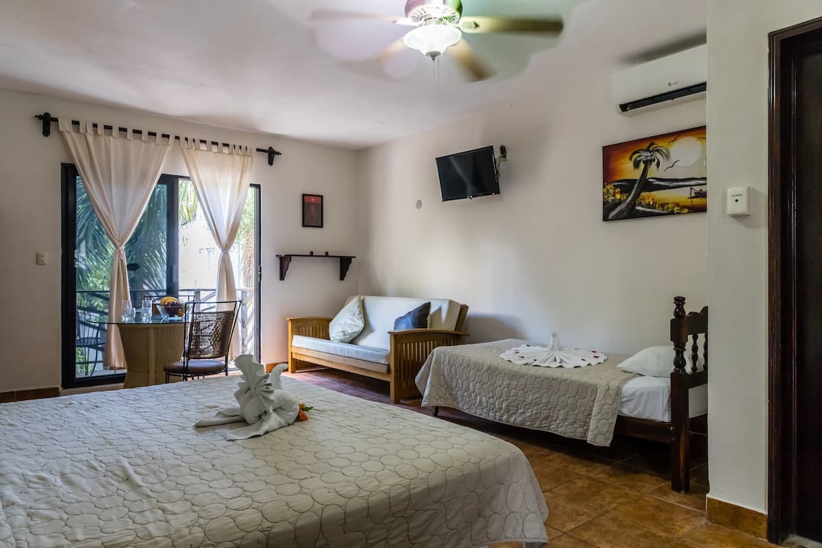 3 habitaciones, cubrecamas y caja de seguridad en la habitación