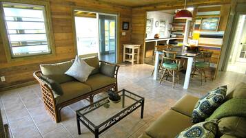 Una televisión, un reproductor de DVD, una videoteca