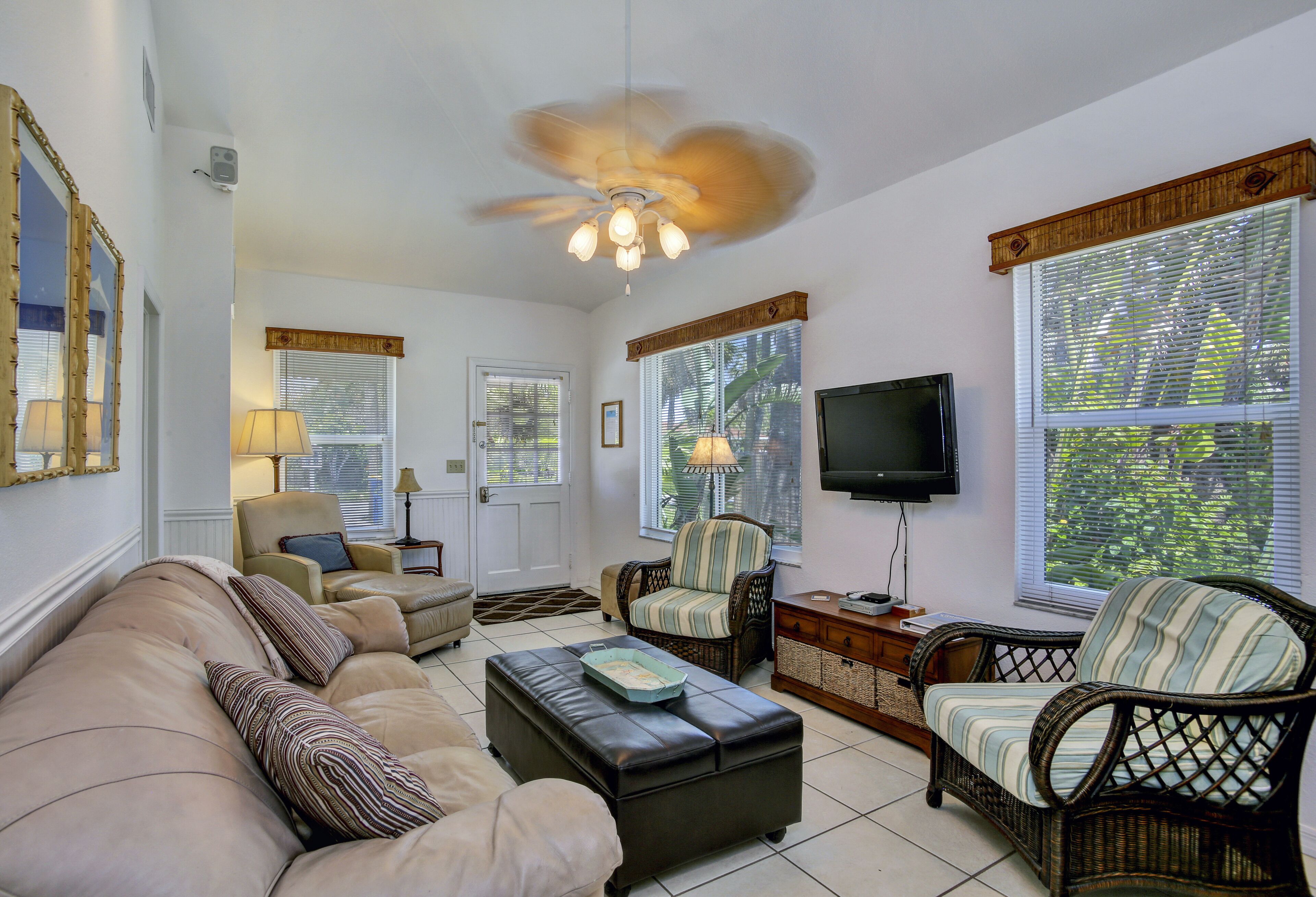  Families & Pet Friendly, 1 min. walk to famous Clwr. Bch. sand.