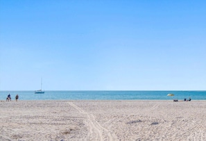 Vlak bij het strand, ligstoelen aan het strand, strandlakens