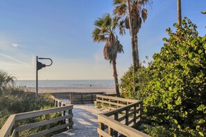Beach nearby, sun loungers, beach towels