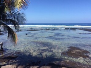 Sur la plage, chaise longue, serviettes de plage