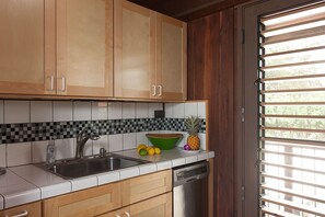 Een koelkast, een microgolfoven, een vaatwasser