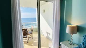 Smart-TV, DVD-Player, Bücher, Stereoanlage