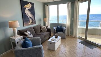 Smart-TV, DVD-Player, Bücher, Stereoanlage