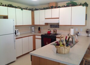 冰箱、微波炉、烤箱、炉灶