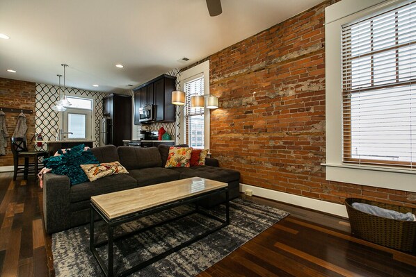 Smart-TV, peis og DVD-spiller