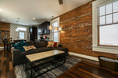 Drake House: City View (Private Hot Tub)